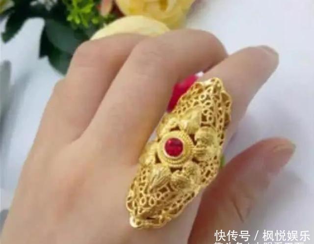 「繁琐的首饰」过了40岁女性,尽量少戴这4种首饰,太掉档次,容易招人笑话
