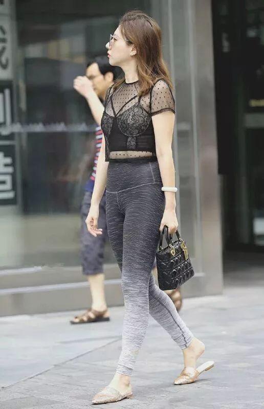 路人街拍,小姐姐修身的白色连衣裙极具熟女气质