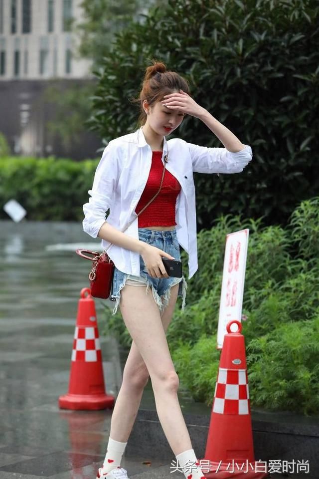 雨天偶遇肤白的短裤小姐姐，拥有逆天的颜值和无视比例的长腿