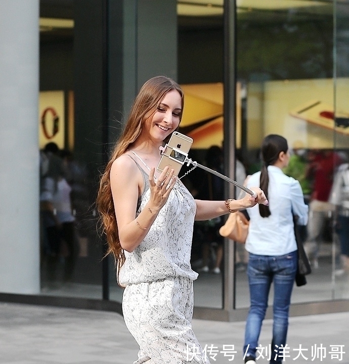  『美女』街拍：演绎专注之美的美女