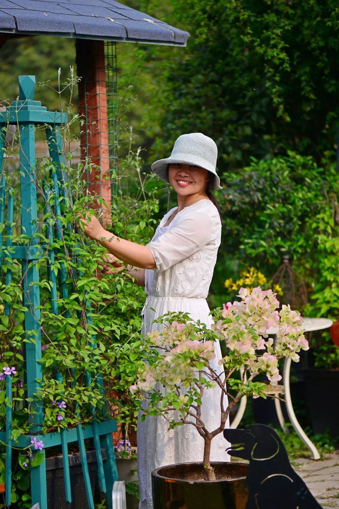 40岁高薪夫妇提前退休，造3000㎡花园惬意养老，还有酒坊！