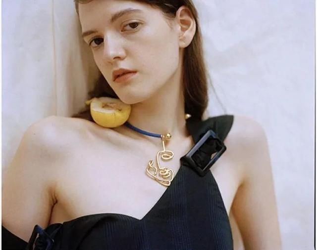 有一种“极简主义”，把女人的身体戴在耳朵上