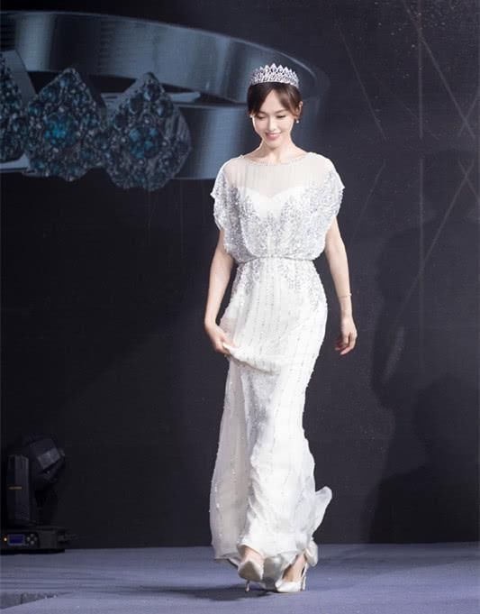 唐嫣亮相，都35岁还能保持这么美，和罗晋一定要坚持住啊!