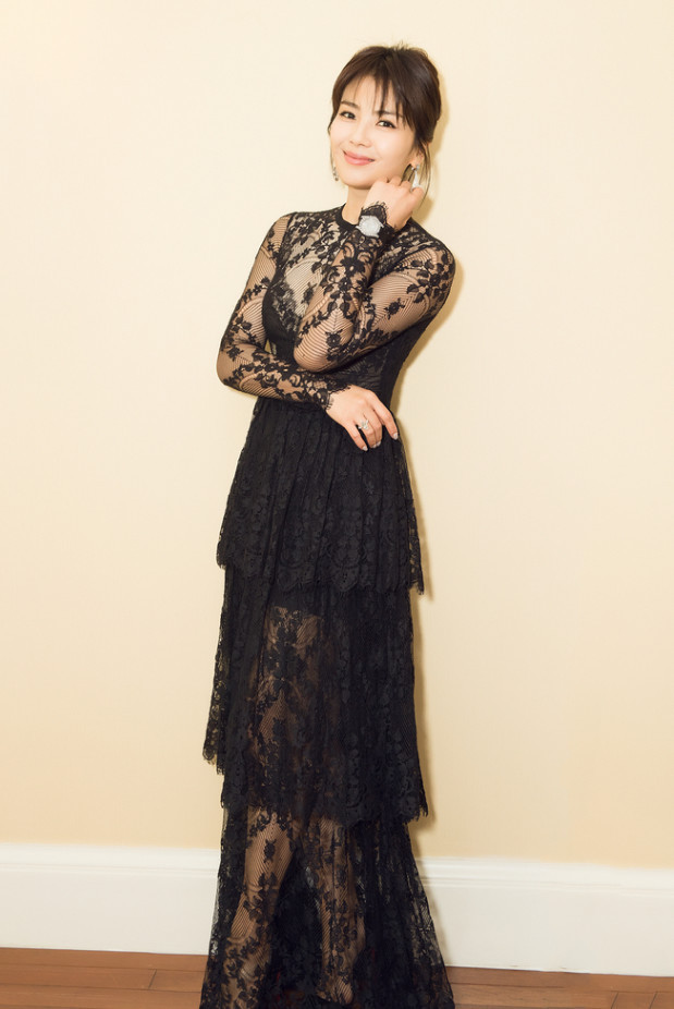 刘涛一身蕾丝透视装秀性感，气质意外像大妈，终究还是“阿姨”！