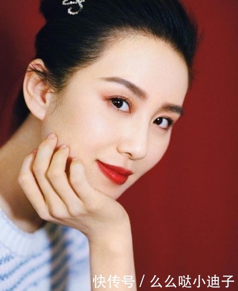 刘诗诗为Chanel口红新品代言,丸子头搭条纹上