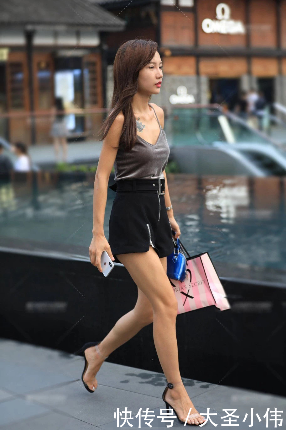 [美女]美女街拍：没想到身材娇小的小姐姐，也能穿搭出性感范！