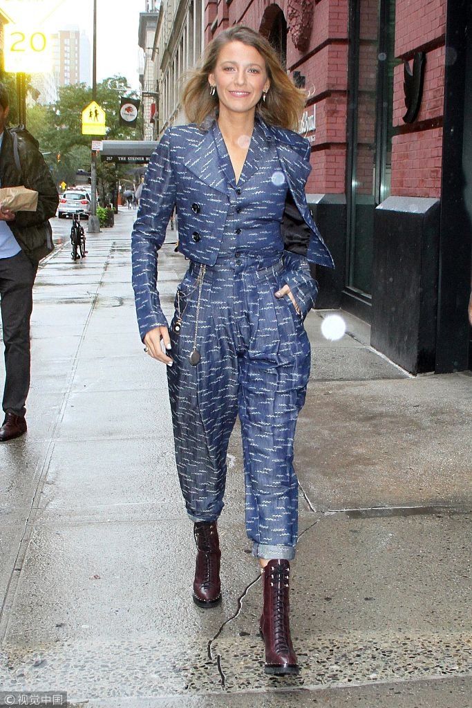 布莱克莱弗利穿连体装显高挑身材前凸后翘 长发飘逸灿笑挥手无星