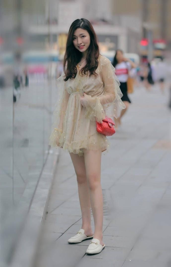 街拍：小姐姐穿着有种朦胧一抹小性感的感觉，显得十分青春靓丽