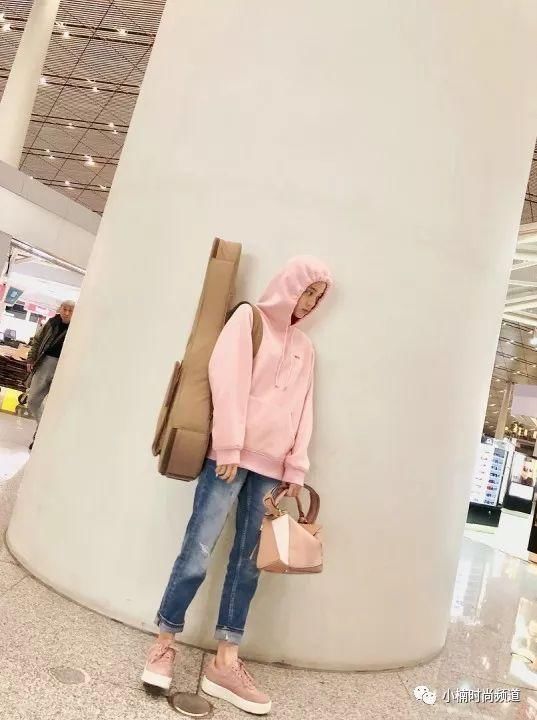 无敌长腿先开外挂！一览隐藏版鞋头欧阳娜娜的球鞋女孩穿搭术！