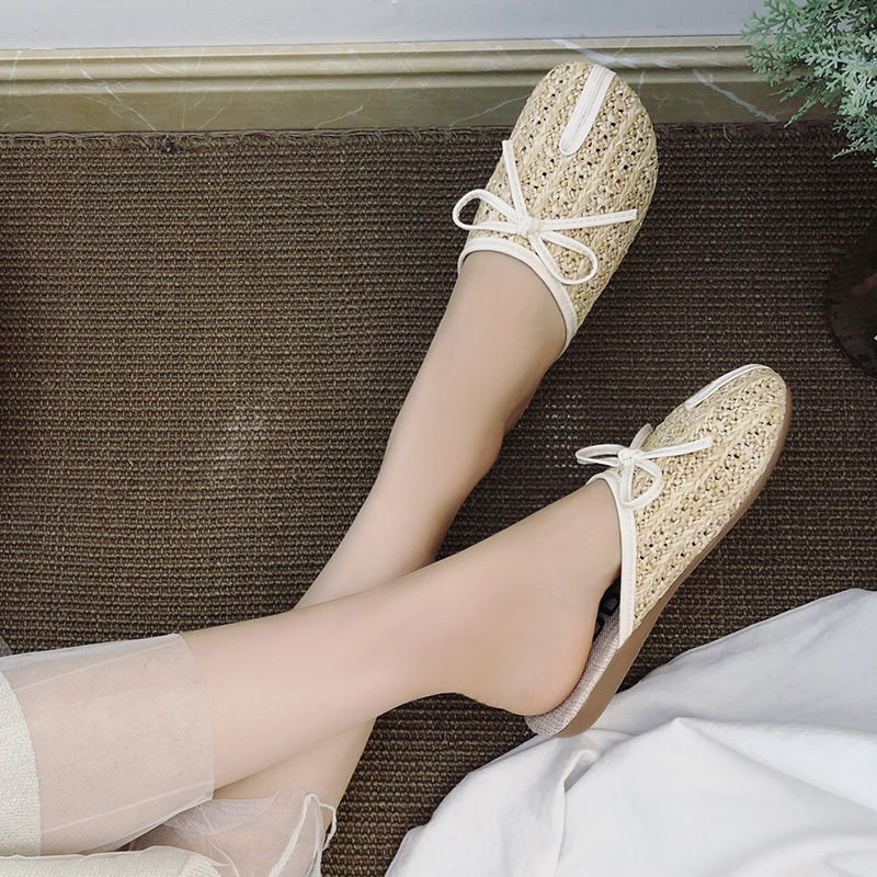 难怪呢!小姨不穿高跟鞋了，穿上时尚凉拖，显得脚更白嫩呢