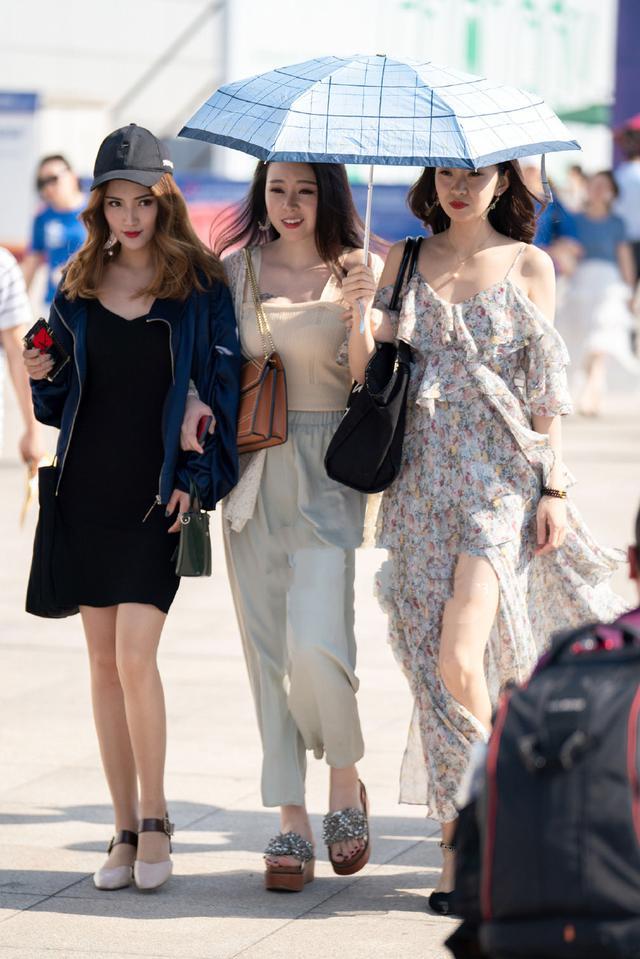 街拍：夏日街头的美女皮肤白皙，一件吊带裙时尚中透露出一丝性感