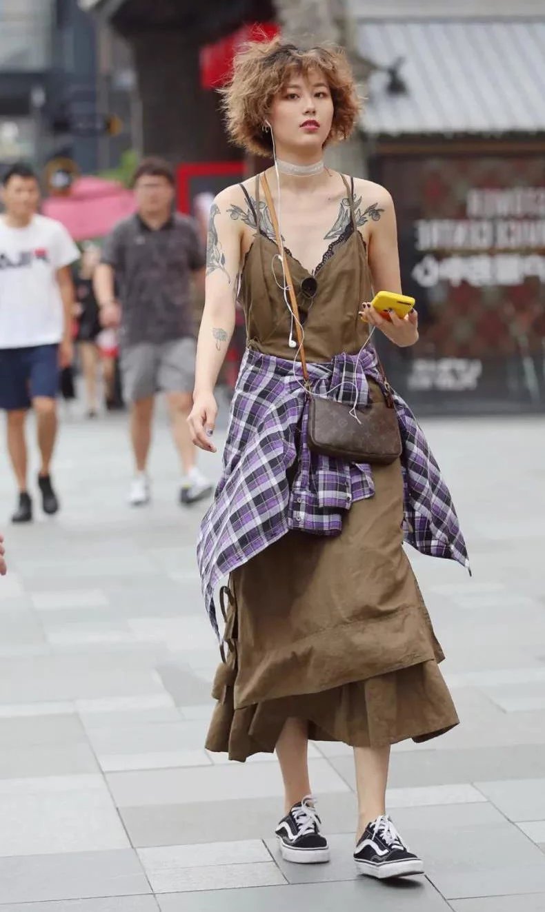 丰腴小姐姐运动紧身裤绷出粗壮美腿，和闺蜜一起走在街头，风头全