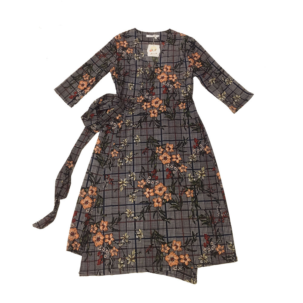 女人尽量不要毛衣配打底裤,漂亮女人都穿连衣裙,时髦