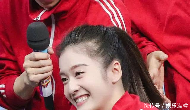 初恋脸张雪迎已经长大，背带裤清新可人的她浓妆更惊艳！