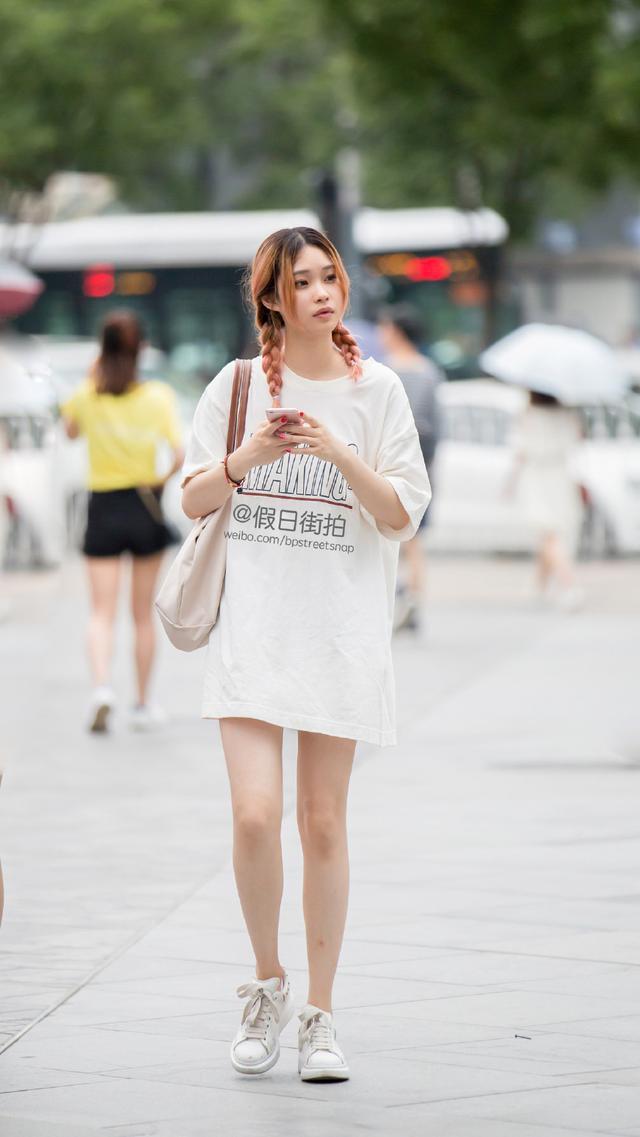 街拍：图一可爱，图二颜值高，图三两位美女都很美，让人难以抉择