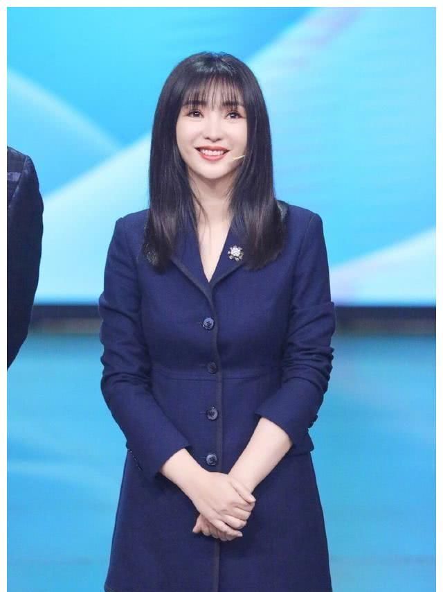  柳岩：柳岩真是“大号水蜜桃，穿紧身无袖连衣裙现身，侧面3D感真立体
