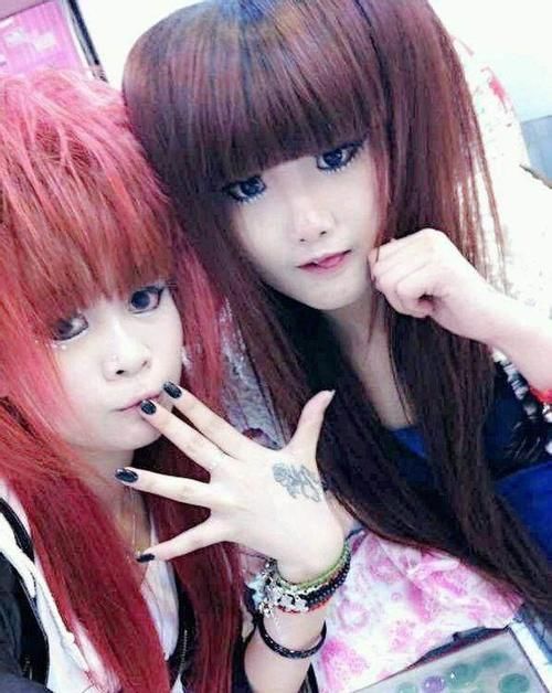 2007年，杀马特女生长大后，越来越美丽，如今25岁了