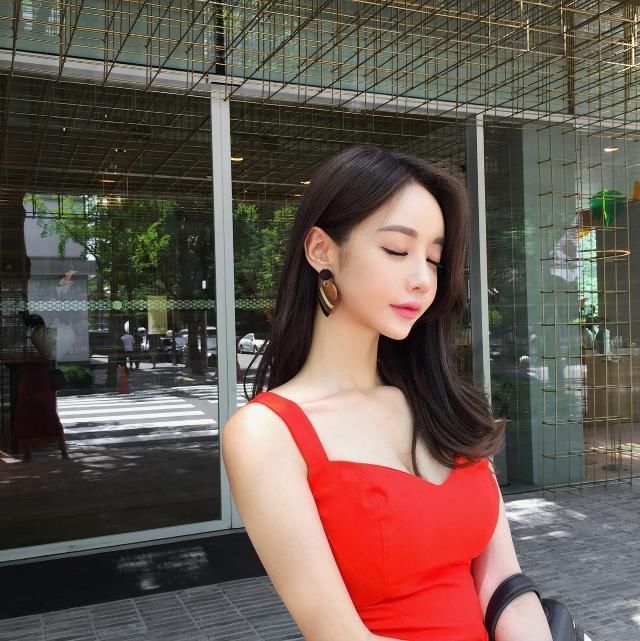 人像摄影：突出美女的腿部线条，展现出美女的迷人性感