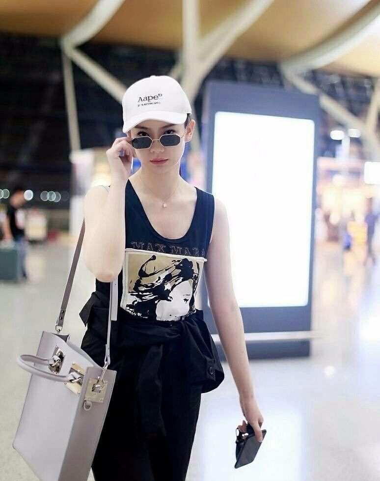 李承铉不管管吗?戚薇走性感风穿的这么少就来机场秀了!