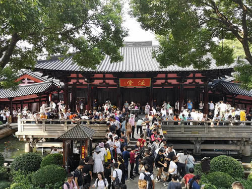 国庆苏州香火最旺的寺庙，寺内人山人海，网友回复：都因一首唐诗