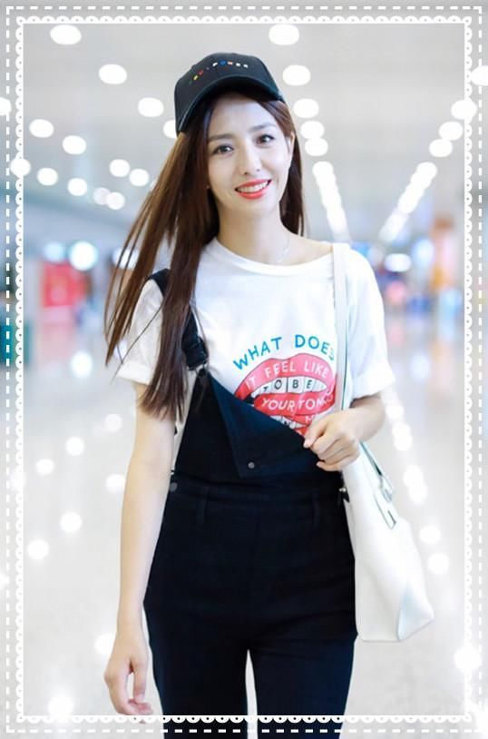 佟丽娅厉害了！背带裤只系一边竟然也不掉，网友：88斤体重假的吧