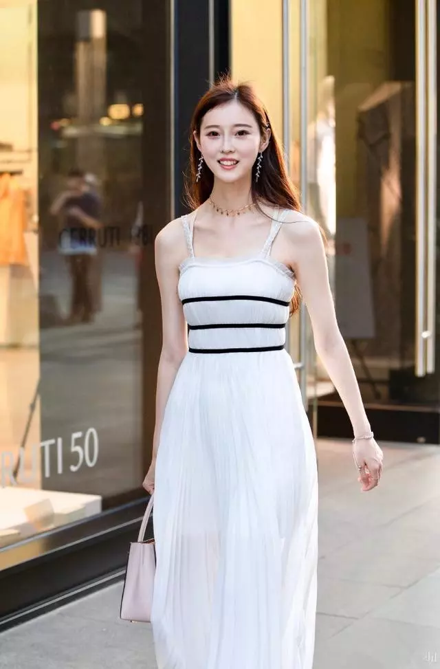 路人街拍，女神长相清丽笑容更是甜炸了，穿着令人赏心悦目