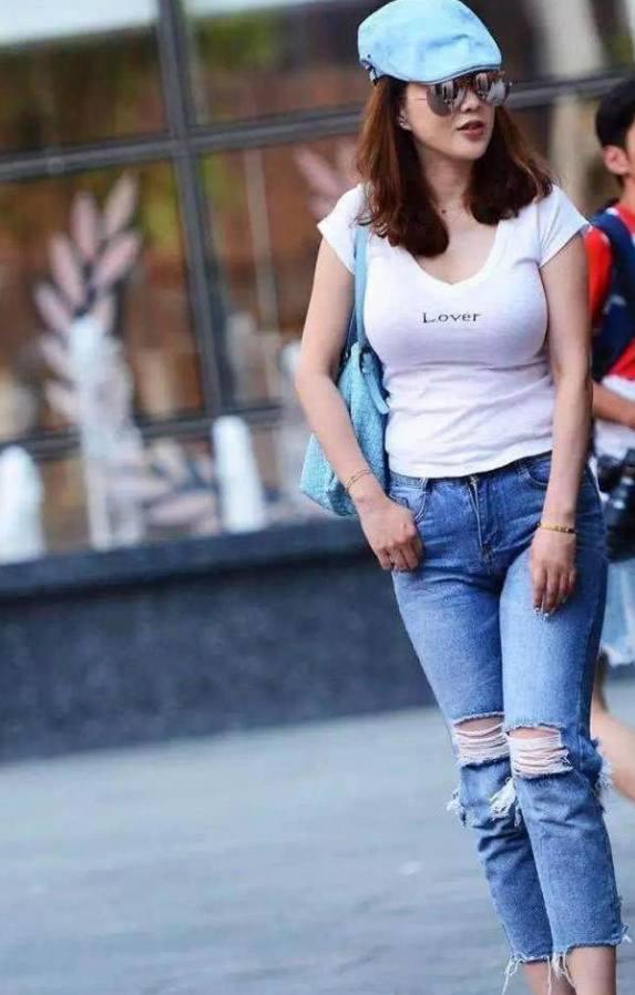 时髦紧身的牛仔裤，修身又显瘦，散发着难以抵挡的魅力！