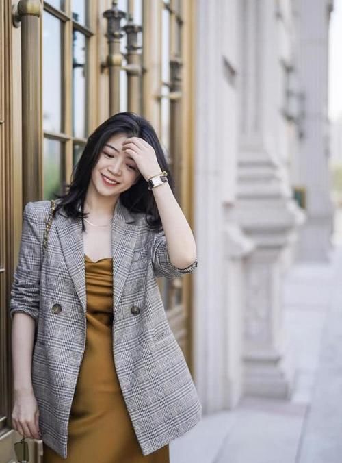  『选择一』三木博主春季穿搭，格子西服外套内搭吊带连衣裙，减龄又洋气