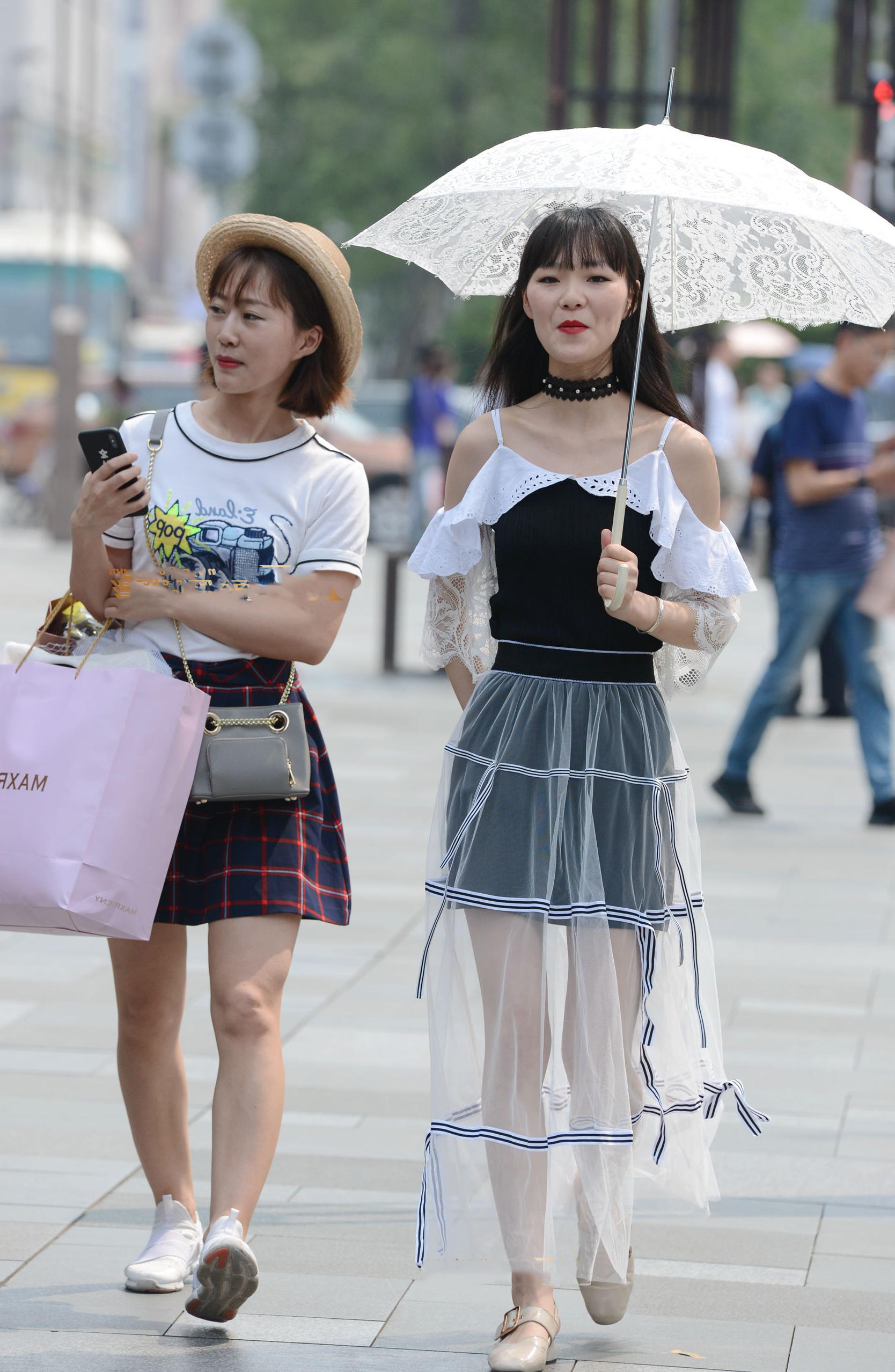 小姐姐穿着轻纱长裙，仿若纯纯少女，手持纯白镂花伞清纯妩媚