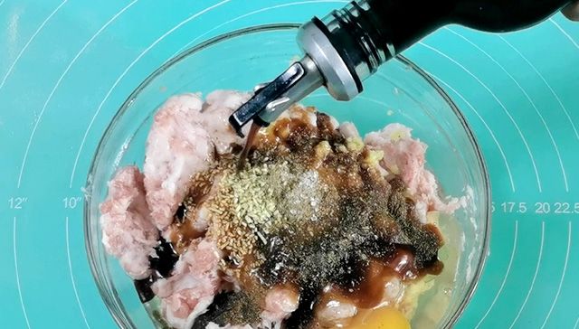 「用手揉成」肉饼这样做最好吃,调馅、和面有秘诀,一抻一拉酥脆多层,太香了