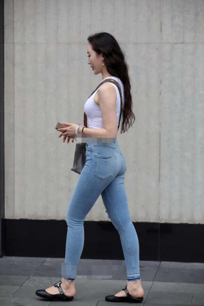 珠珠街拍: 丰满修身牛仔裤靓女 上身背心藏不住, 凉快得好羡慕啊!