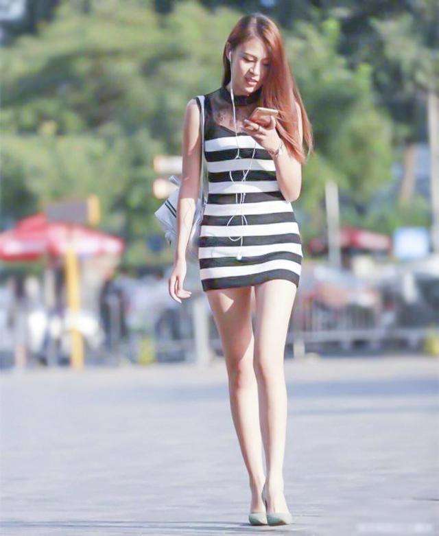 街拍: 这一组闺蜜不分伯仲, 女子力满满!