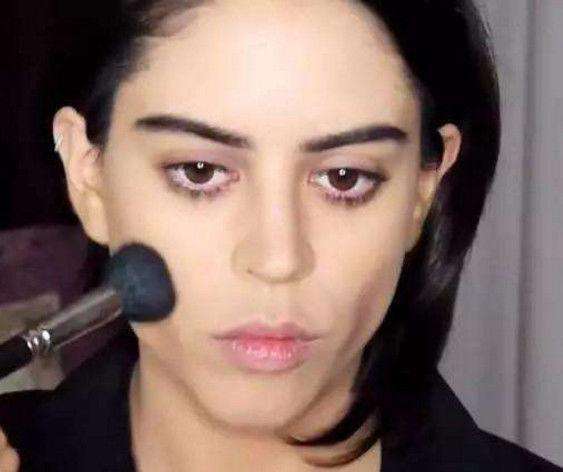 妙龄女子为进男厕体验, 化妆成大叔, 厕所里面男士的反应让人意外