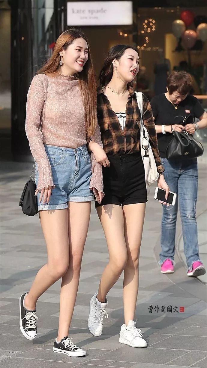 街拍:升级姐妹花,不仅高颜值,而且好衣品