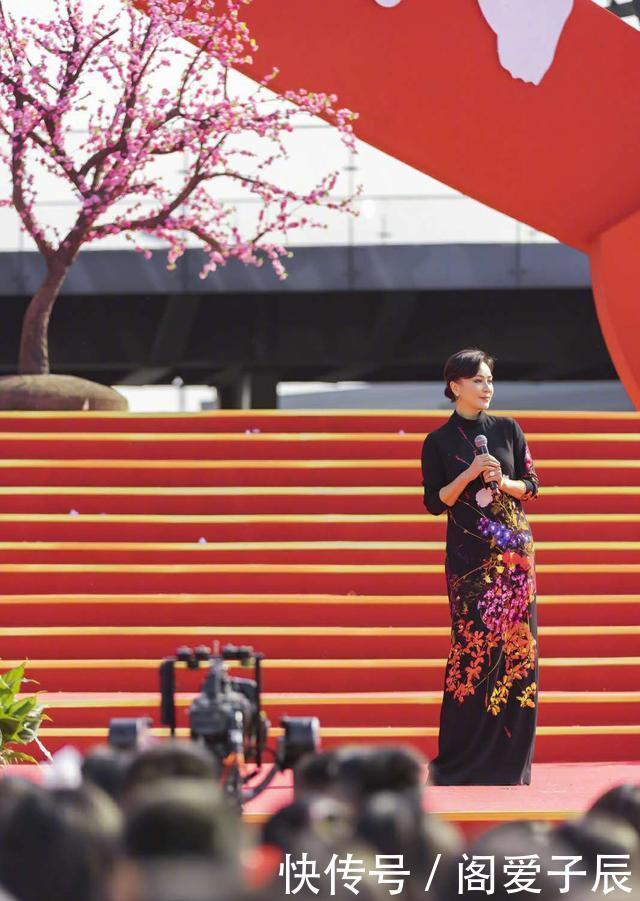  「紧身裤」刘嘉玲彻底放开了，穿紧身裤拖一半裙摆，踩10㎝细高跟长腿真惊艳