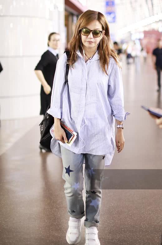 赵薇减肥用力过猛!紧身仔裤完全撑不起来,网友:简直换了一个人