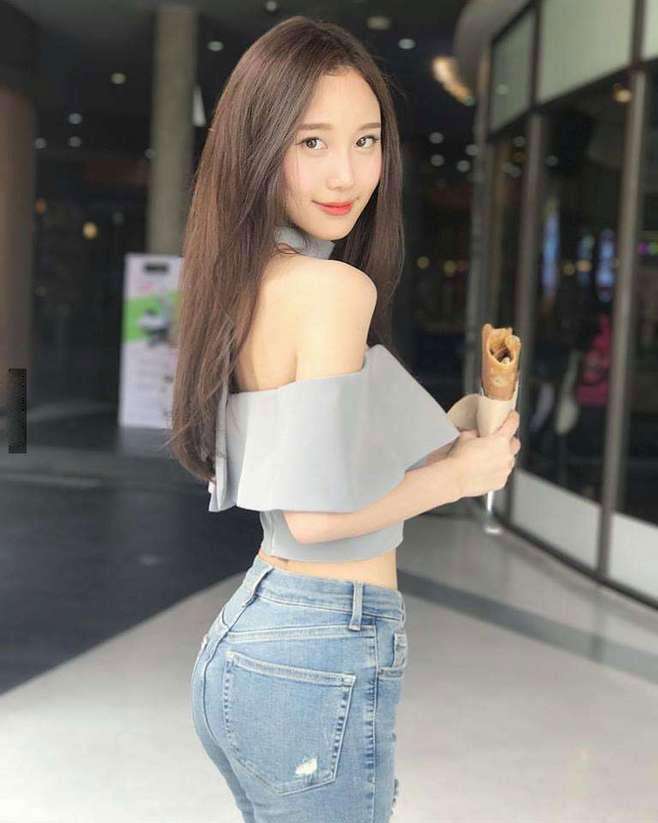 紧身裤藏不住的大长腿,时尚感十足的风格显凸翘好身材