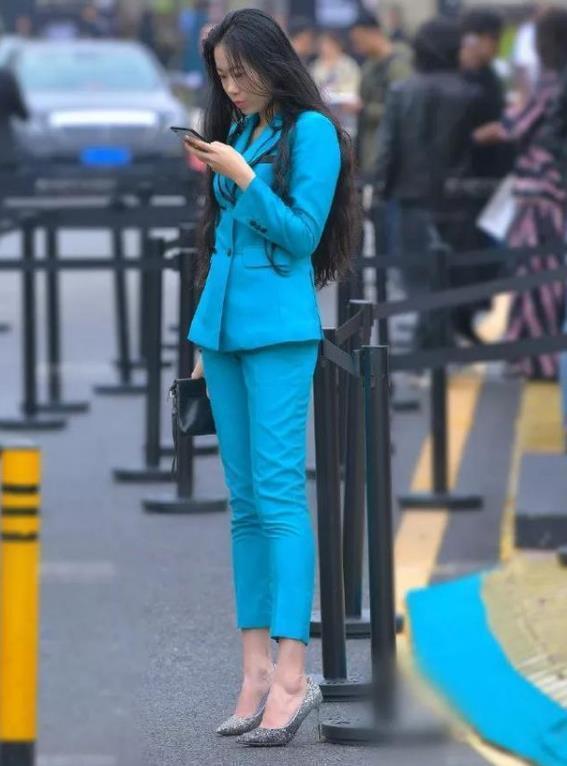 身穿|街拍：气质靓丽的美女，身穿牛仔裤搭配时髦上衣，舒适大方又不失美感