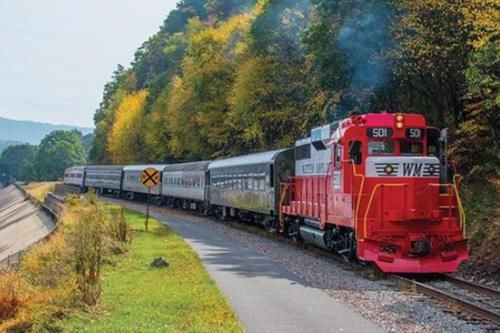 世界最陡峭的铁路,列车有一半车身在悬空,你去过吗?