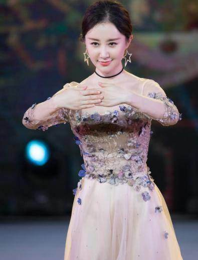 舒畅走红毯像是从古代走出来的小仙女，网友直说：美呆了！