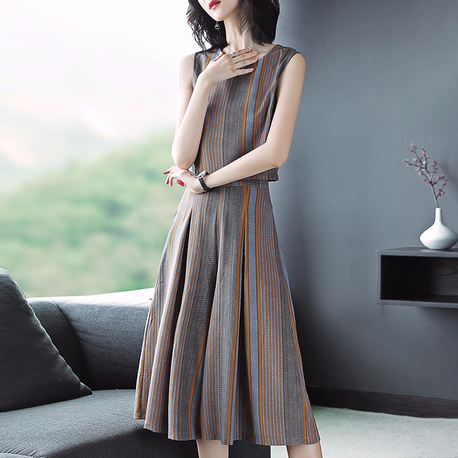 小姨太惊艳!这样穿去旅游，身材前凸后翘，简直让人“大饱眼福”