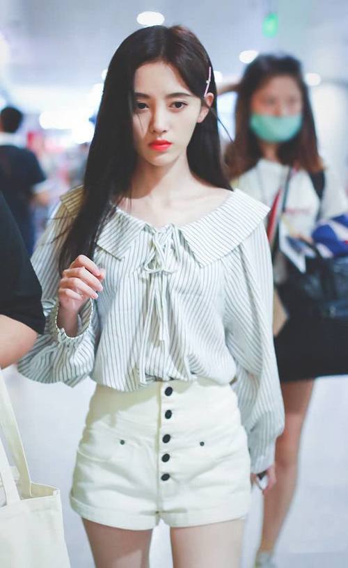 鞠婧祎也开始不好好穿衣服，全身就穿一件T恤真自以为很性感？