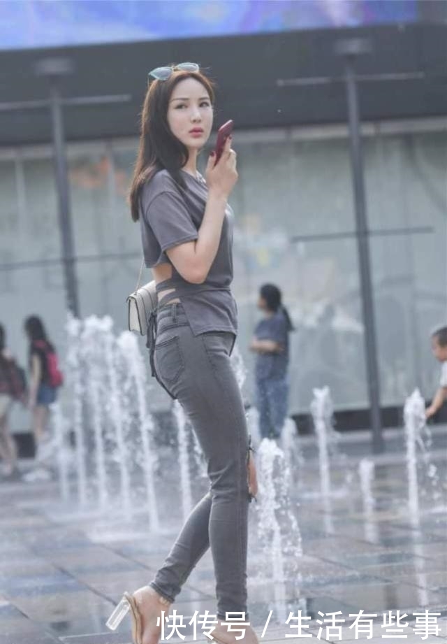  『气质』牛仔裤时髦又减龄呈现女人魅力，能展现出你优雅的时尚品位