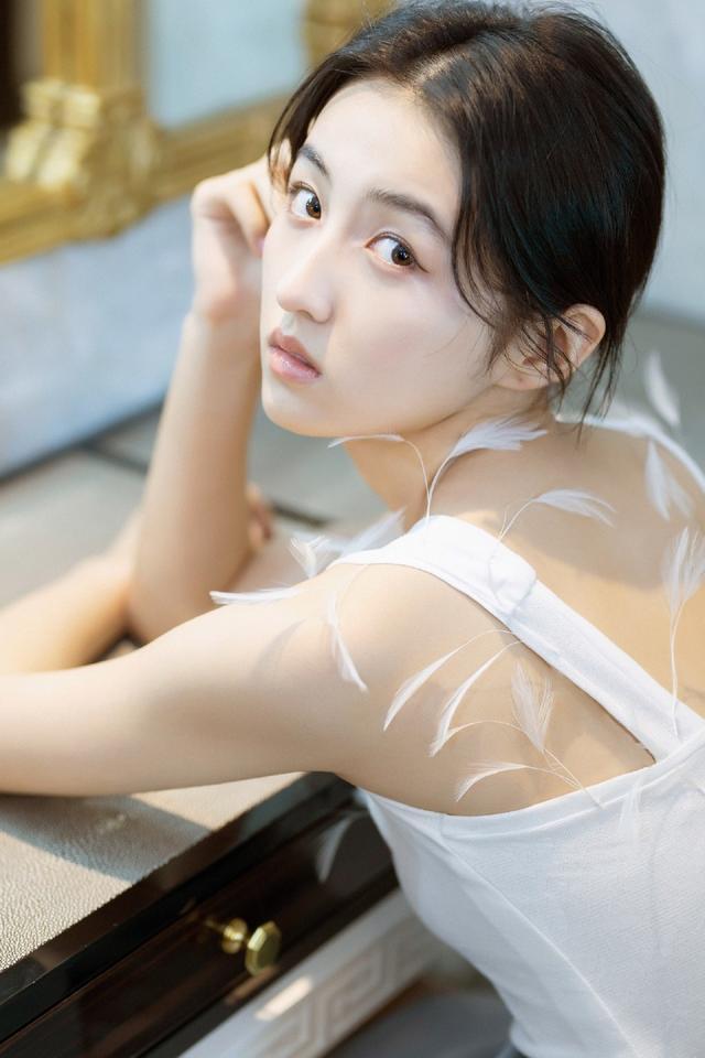『感觉』有种变化叫张子枫减肥,穿两根筋背心高级感十足,大长腿让我酸了