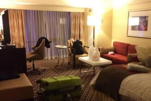 旅行住酒店时,导游为何“劝告”游客,先打开手机再开灯?