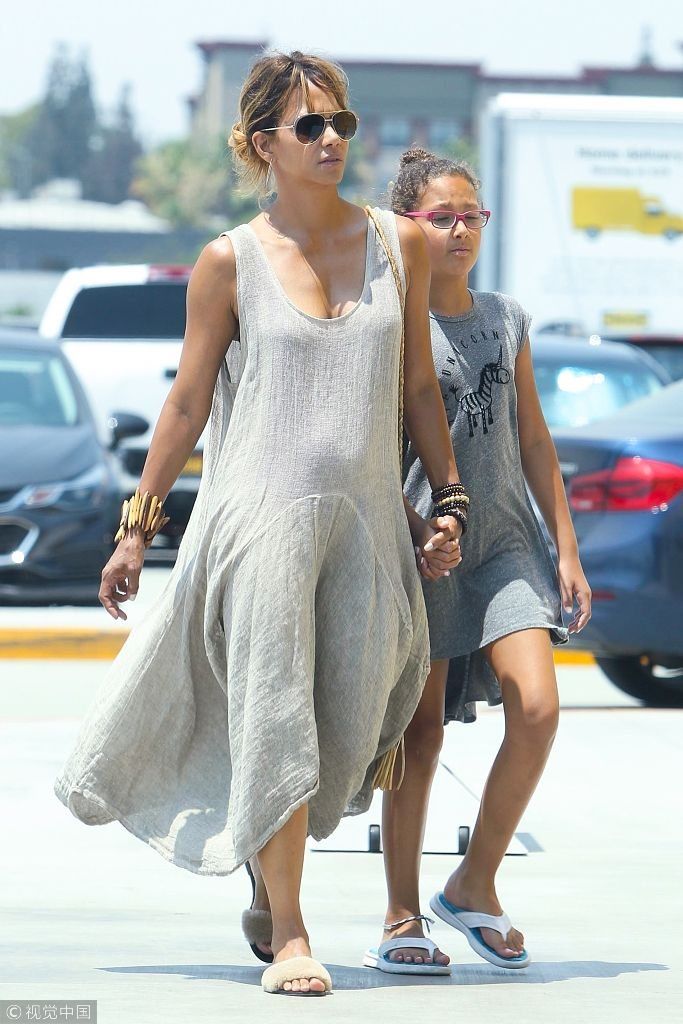 “黑珍珠”哈利贝瑞脚踩拖鞋素颜外出 穿宽松裙低胸秀事业线