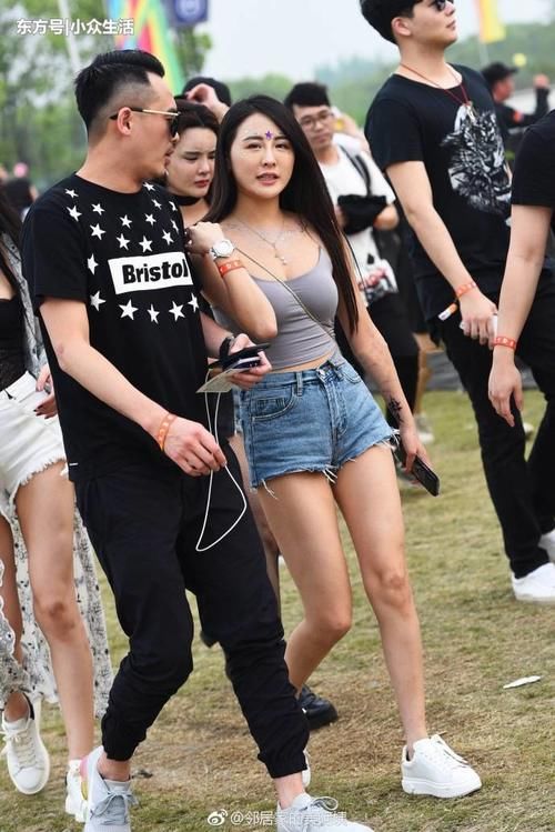 街拍：公园里小姐姐彩妆活泼可爱，背后的纹身形成“大反差”!