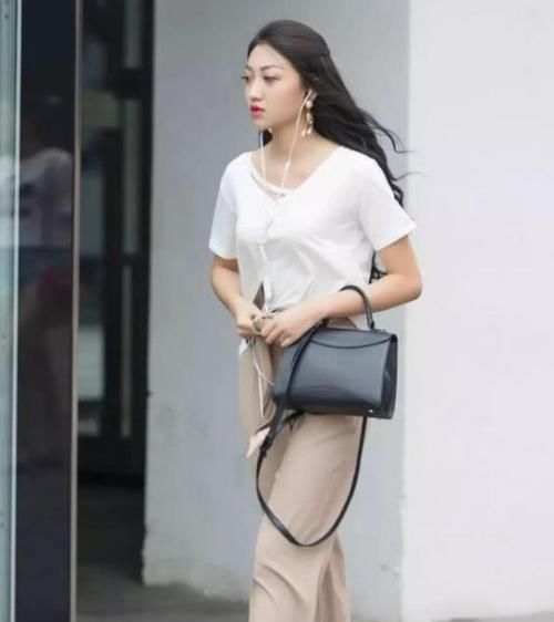  短袖：养眼女神街拍：明眸善睐的美女，一件白色短袖配卡其色裤子，时尚女神气质