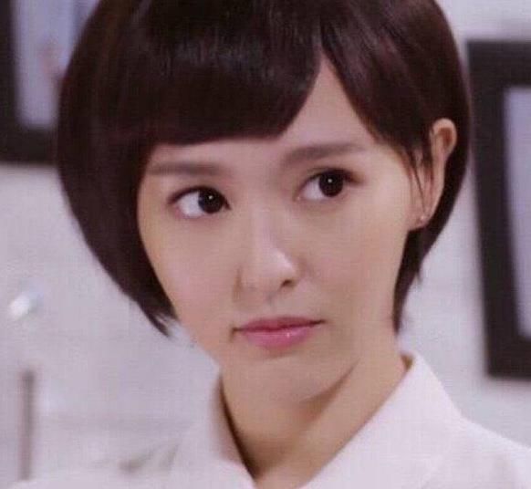 范冰冰晒短卷发照这角度也是自信的没谁了！而她直接年轻了20岁