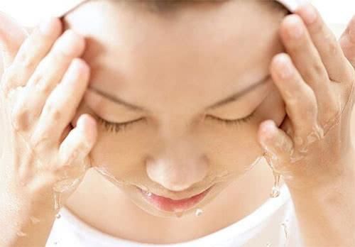 脸上毛孔里“堆满”了螨虫，皮肤会有3反常，2方法拎出来